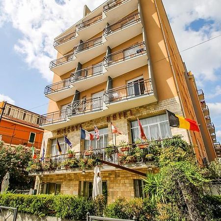 Hotel Minerva Pietra Ligure Buitenkant foto