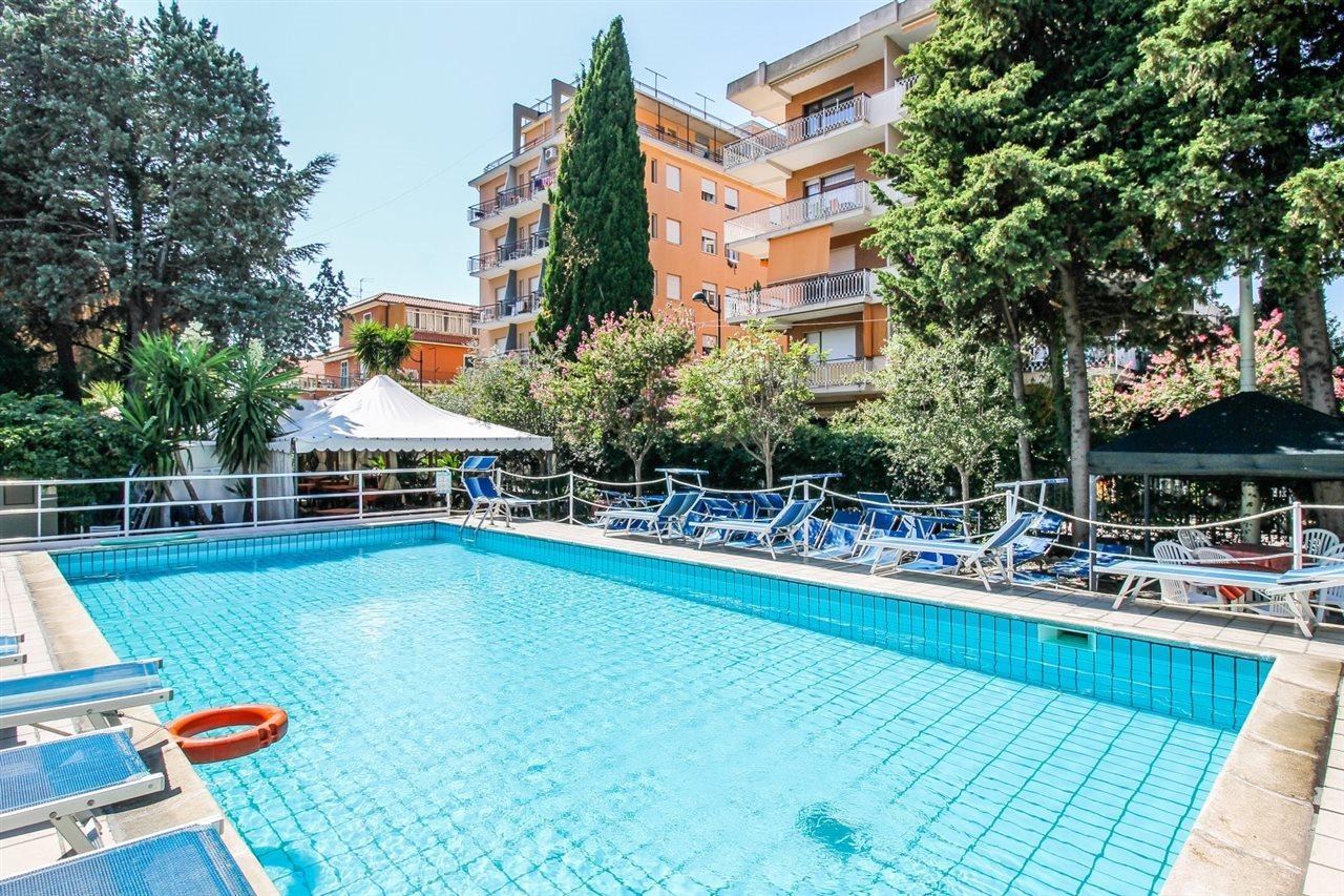 Hotel Minerva Pietra Ligure Buitenkant foto
