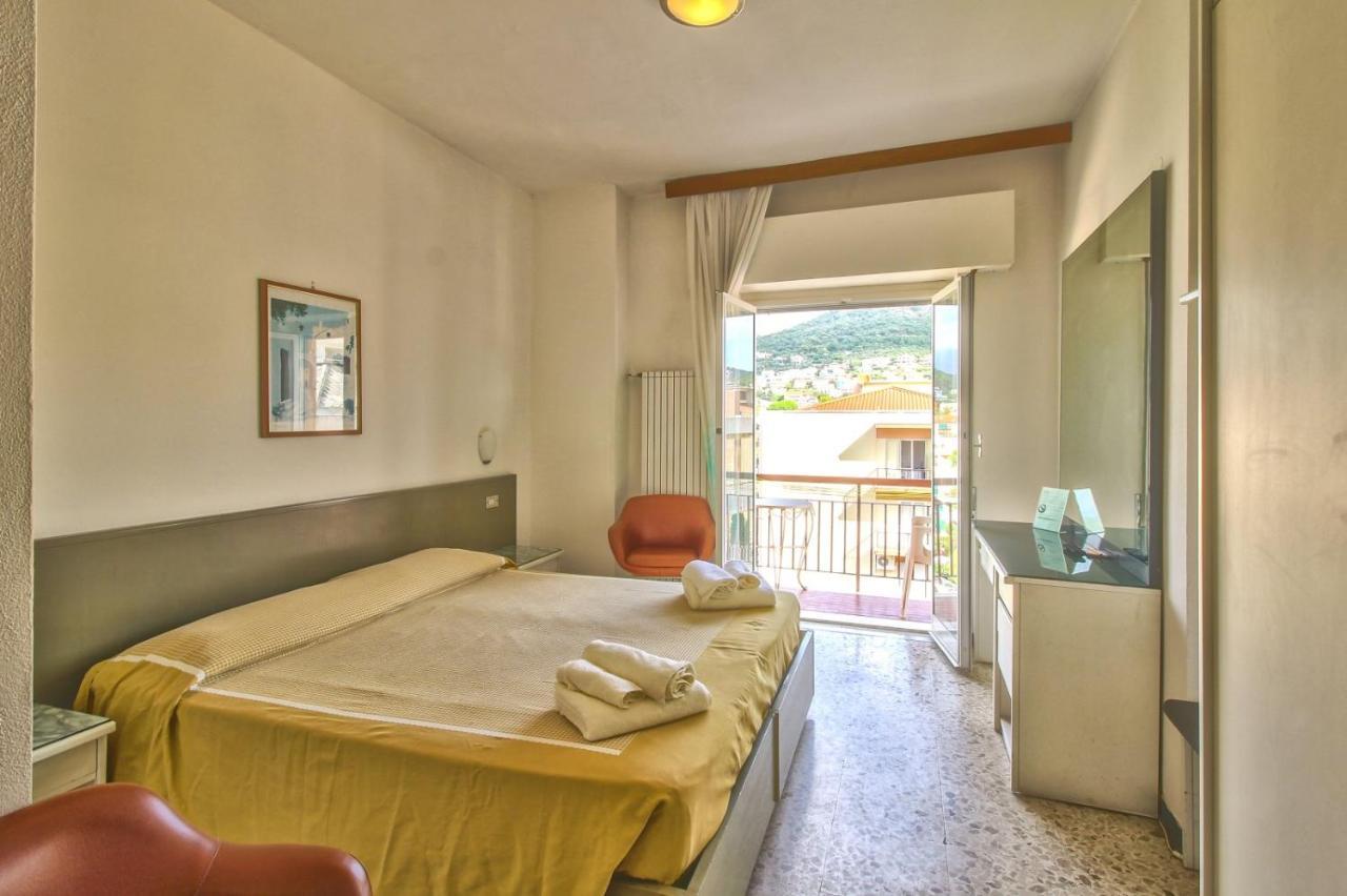 Hotel Minerva Pietra Ligure Buitenkant foto